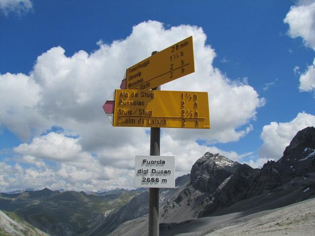 Wegweiser bei der Ducanfurgga 2666 m.ü.M.