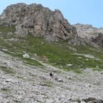 Mäusi wandert auf dem Höhenweg Richtung Fanezfurgga. Franco holt den Rucksack bei Punkt 2513 m.ü.M.