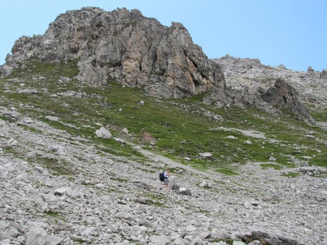 Mäusi wandert auf dem Höhenweg Richtung Fanezfurgga. Franco holt den Rucksack bei Punkt 2513 m.ü.M.