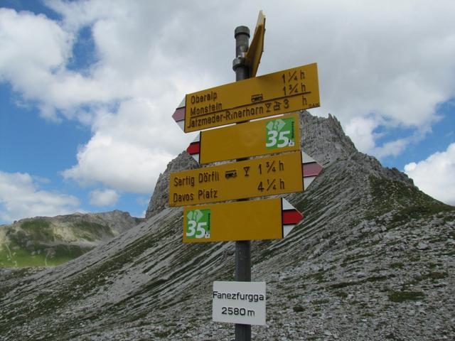 Wegweiser auf der Fanezfurgga. Unser Tagesziel, Monstein