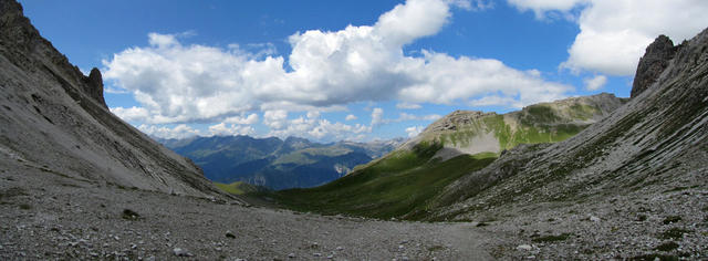 Breitbildfoto von der Fanezfurgga mit Blick Richtung Monstein