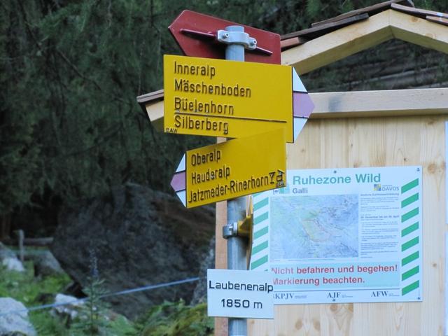 Wegweiser bei der Laubenalp 1850 m.ü.M.