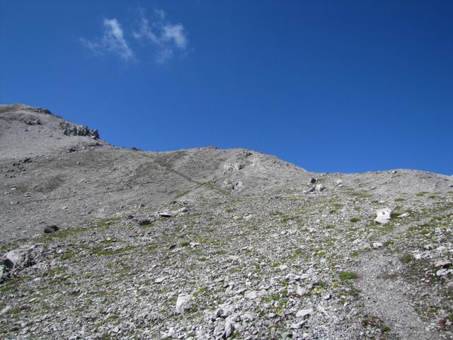 der Bergpfad zum Übergang beim Büelenhorn ist gut ersichtlich