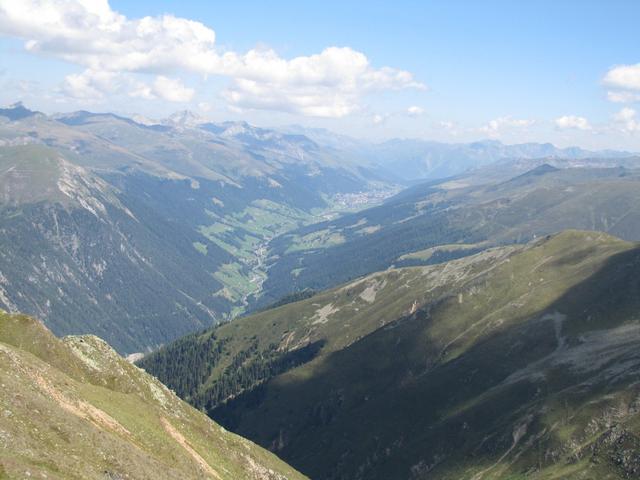 Blick von Punkt 2678 m.ü.M. ins Landwassertal und Davos