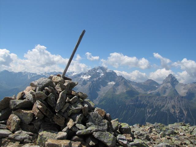 was für eine Aussicht von Punkt 2678 m.ü.M. Piz Ela und Corn da Tinizong