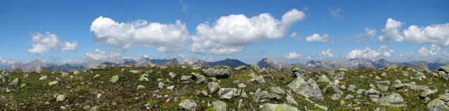 Breitbildfoto vom Fil da Stugl (Stulsergrat) auf die andere Seite des Landwassertal