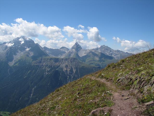 während der ganzen Wanderung auf dem Grat hatten wir Piz Ela, Corn da Tinizong und der Piz Mitgel im Blickfeld