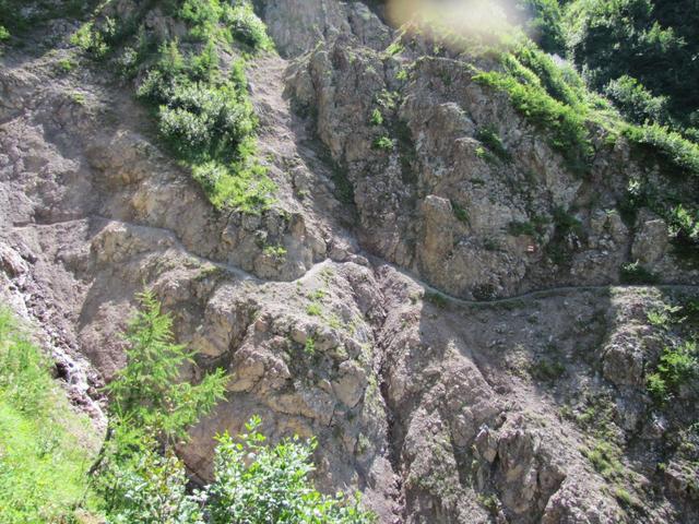 Bergweg beim Drostobel. Gutes Schuhwerk, Trittsicherheit und ein geübtes Auge hilft einem hier