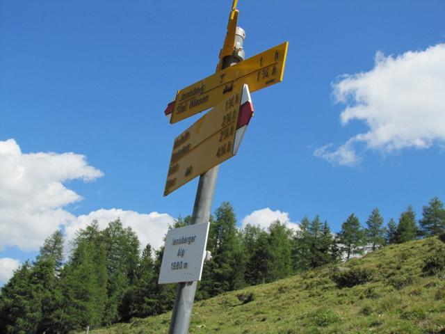 Wegweiser bei der Jenisberger Alp 1989 m.ü.M. Aber wieso wird hier die Wandertafel so fotografiert?