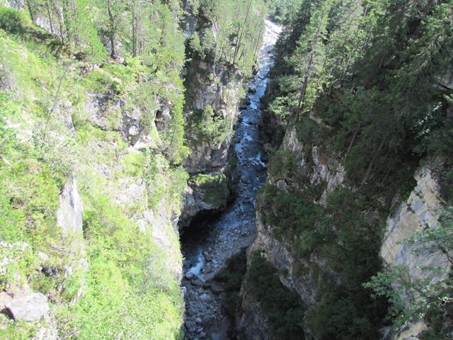 tief unter uns der reissende Landwasser