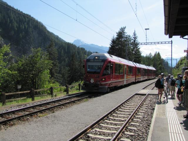 der Zug fährt ein. Ein wunderschöner Wandertag liegt hinter uns