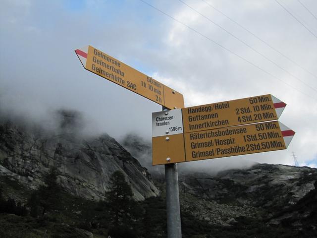 Wegweiser bei Chüenzentennlen 1596 m.ü.M. unser Ziel die Gelmerhütte