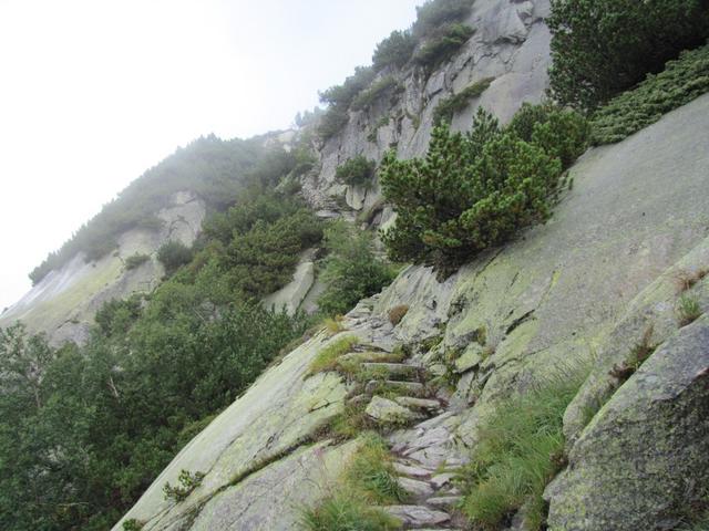 die schwierigste Passage der Wanderung. Hier ist der Weg zum Teil aus dem Fels gehauen