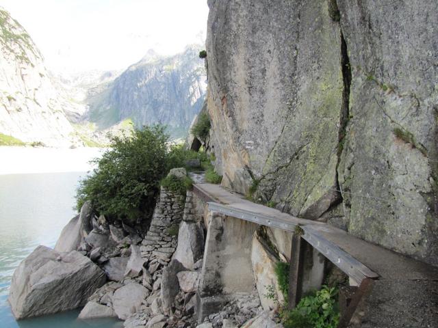 wir wandern nun auf der orographisch linken Seeseite entlang, Richtung Gelmerhütte