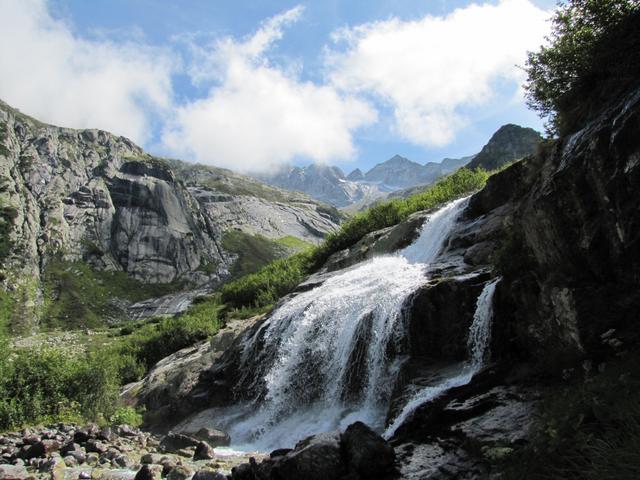 bei Tellti überquert man den Bach der vom Gelmergletscher gespeist wird