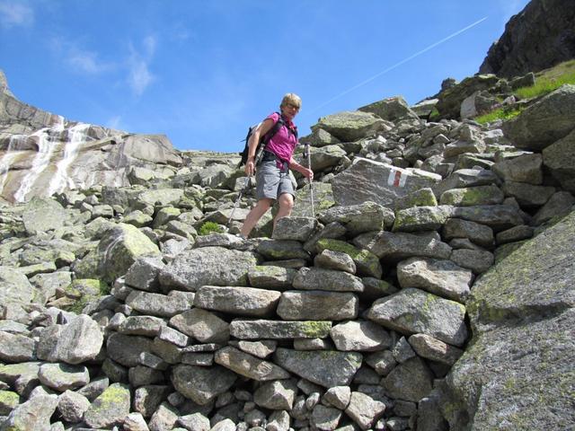 führt einem der Bergweg im Zickzack aufwärts zur Gelmerhütte