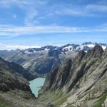 tief unter uns der Gelmersee. Rechts am Horizont der Gruben- und Gauligletscher