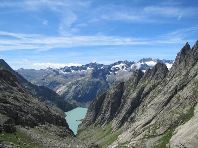 tief unter uns der Gelmersee. Rechts am Horizont der Gruben- und Gauligletscher