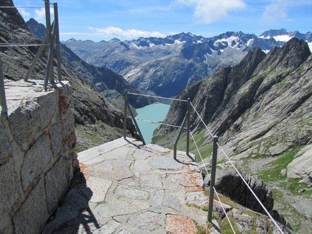 wir verlassen nun die schön gelegene Gelmerhütte