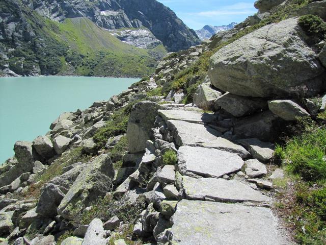 wir wandern nun auf dem Westseitigen Seeuferweg zur Bergstation der Gelmerbahn