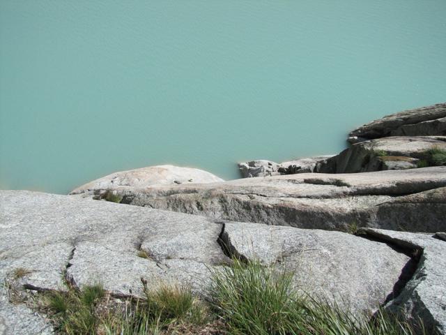 unter uns der Gelmersee mit seiner schönen blauen Farbe