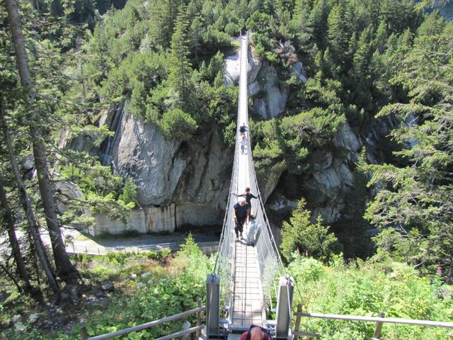 bei der Talstation der Gelmerbahn, überquerten wir über eine neu erstellte Hängebrücke die tiefe Schlucht der Aare