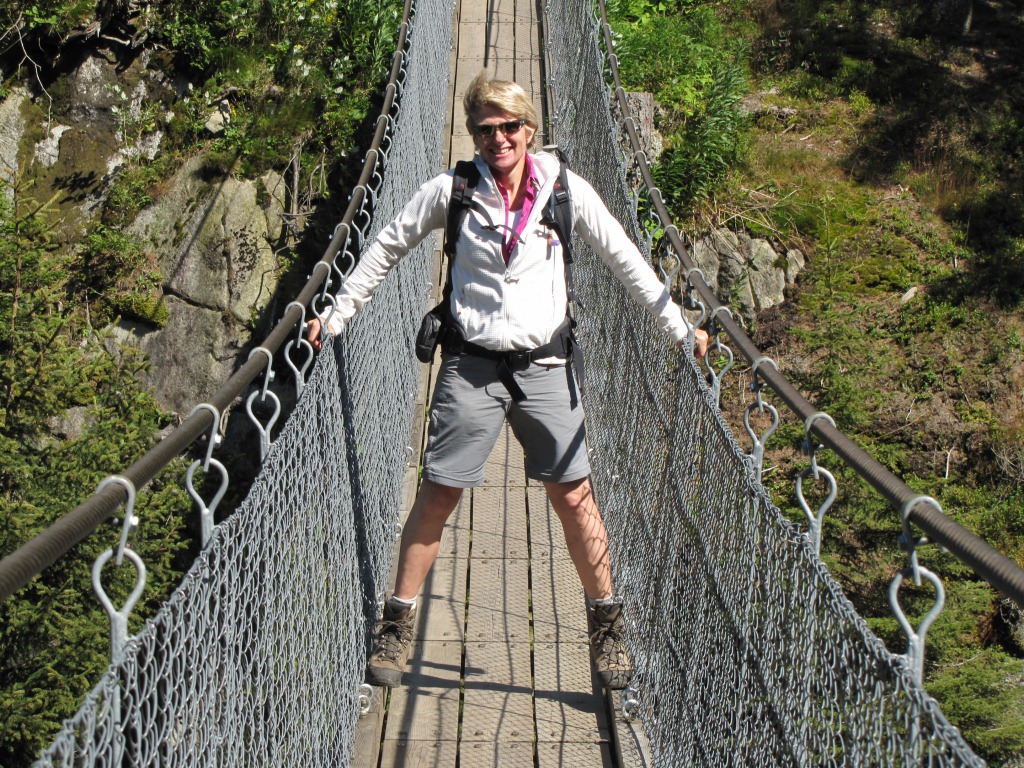 Mäusi ist von der Brücke begeistert