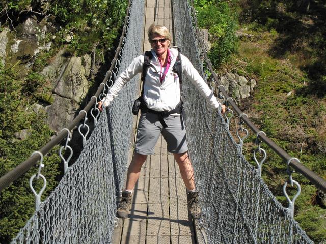 Mäusi ist von der Brücke begeistert