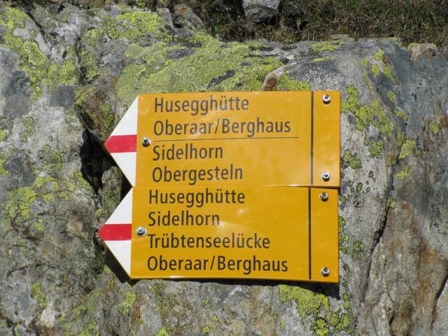 Wegweiser bei der Abzweigung Es geht zuerst zur Husegghütte