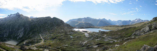 schönes Breitbildfoto mit Blick zum Grimselpass mit Totesee