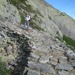 auf einem breiten Wanderweg geht es nun aufwärts