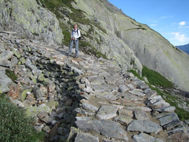 auf einem breiten Wanderweg geht es nun aufwärts