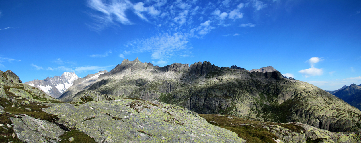 Breitbildfoto bei der Husegghütte mit Blick zum Lauteraarhorn links, und rechts zum Brandlammhorn