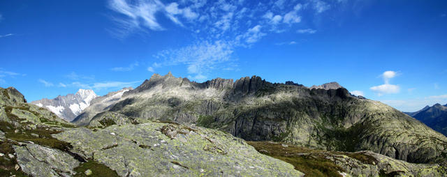 Breitbildfoto bei der Husegghütte mit Blick zum Lauteraarhorn links, und rechts zum Brandlammhorn