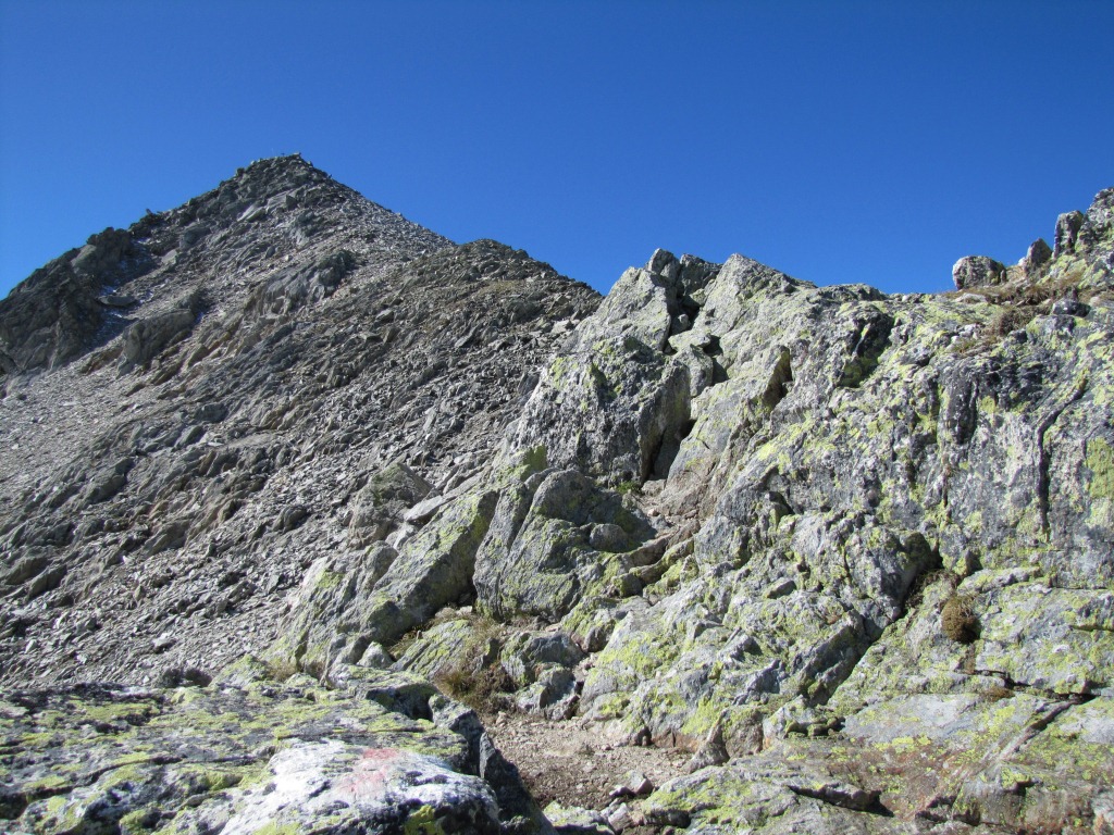 am Fusse des Nordostgrates. Jetzt wird es steiler und auch ein bisschen Alpiner