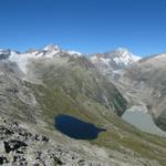 Oberaarsee, der See mit der eindrücklichen blauen Farbe ist der Triebtenseewli und rechts der Grimselsee