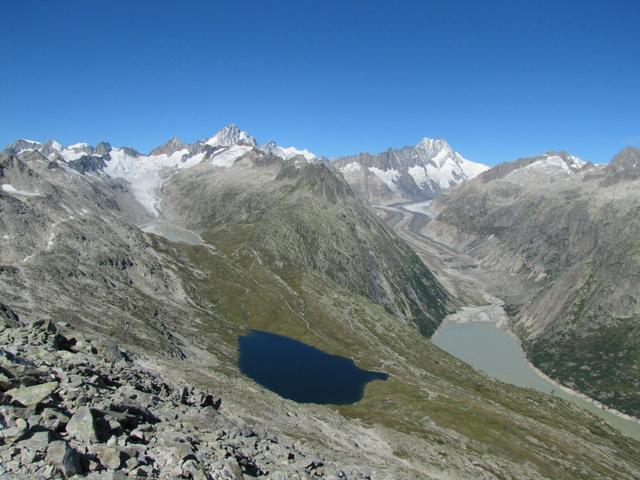 Oberaarsee, der See mit der eindrücklichen blauen Farbe ist der Triebtenseewli und rechts der Grimselsee