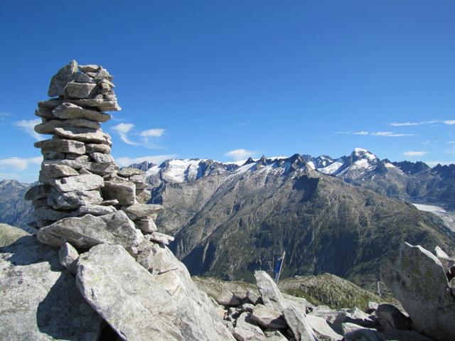 einfach super schön diese Aussicht vom Sidelhorn. Tieralplistock, Gärstenhörner und Galenstock