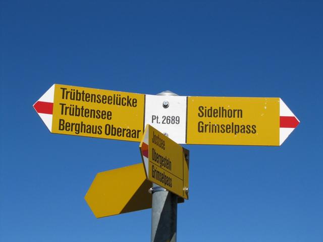 Wegweiser bei Punkt 2689 m.ü.M.