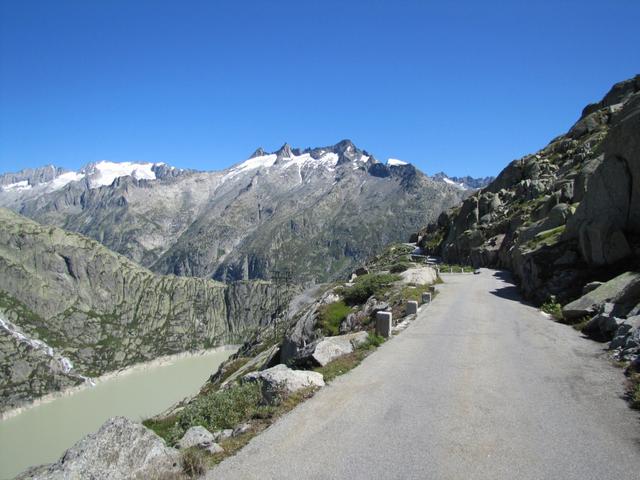 auf der Fahrstrasse liefen wir wieder zurück zum Grimselpass