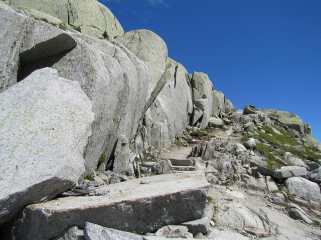 riesige Granitblöcke kann man während dem Wandern bestaunen