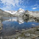 beim einsamen Grätlisee auf 2661 m.ü.M.  Am Horizont der wuchtige Galenstock