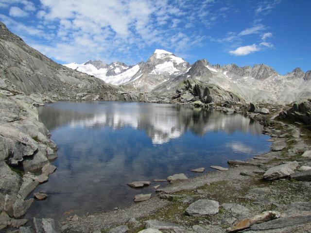 beim einsamen Grätlisee auf 2661 m.ü.M.  Am Horizont der wuchtige Galenstock