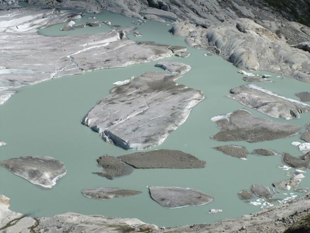 an der Zunge vom Rhonegletscher sammelt sich Schmelzwasser