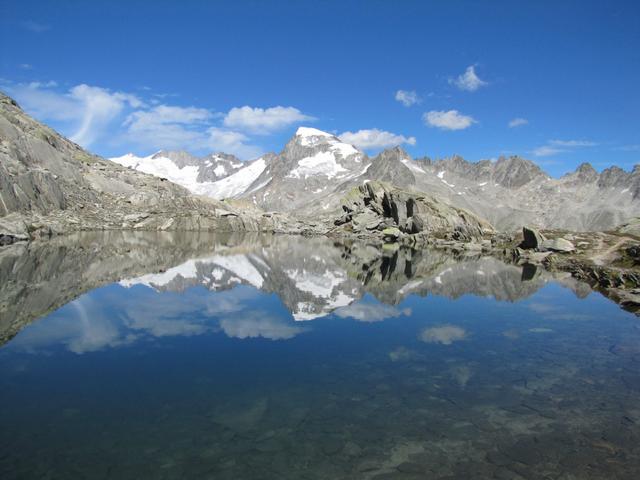 letzer Blick vom spiegel glatten Grätlisee 2661 m.ü.M. zum Galenstock