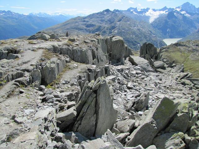 zwischen grossen Grantiblöcken führt der Bergpfad bei schönster Aussicht abwärts