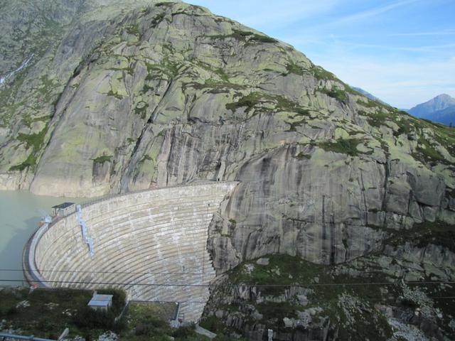 unser Weg führt zuerst über die Grimselstaumauer