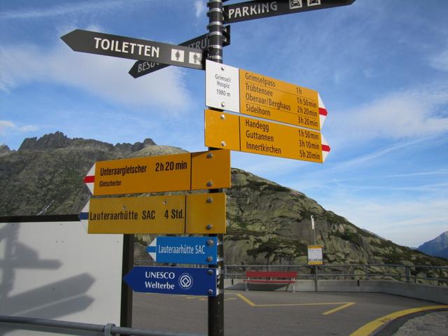 Wegweiser auf dem Grimsel Hospitz 1980 m.ü.M.