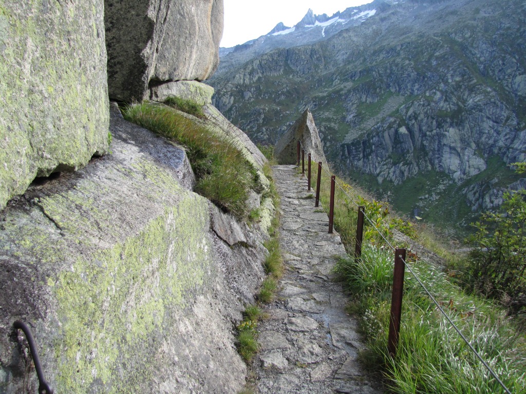 aus dem Grimselgranit geschlagen: der Weg an der Spittellamm, oberhalb der Staumauer