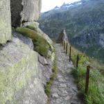 aus dem Grimselgranit geschlagen: der Weg an der Spittellamm, oberhalb der Staumauer